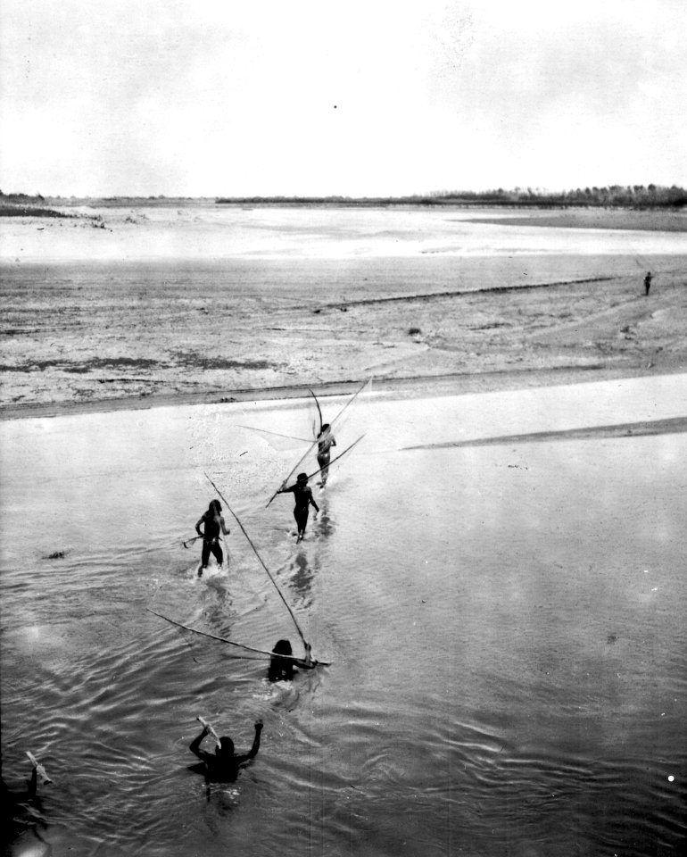 A. Fiskare gå över Pilcomayo. Rio Pilcomayo, Bolivianska Chaco. Rio Pilcomayo, El Gran Chaco - SMVK - 004711