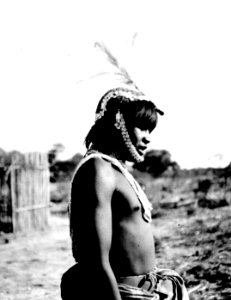 A. man som är dansklädd. Mössan är besatt med snäckskalsskivor. Rio Pilcomayo, Gran Chaco. Bolivia - SMVK - 004664
