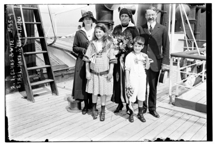 A.I. Elkus & wife, Ethel, Kate & Jas. H. Elkus LCCN2014702450