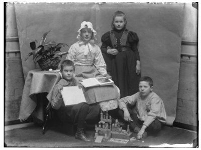 Aagje en Willem Olie en twee onbekende kinderen, 1898 (max res)