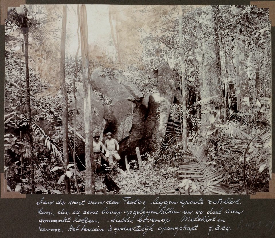 Aan de voet van den Teeboe liggen groote rotsblokken die er eens boven op gelegen hebben en er deel van gemaakt hebben. Sullie Bovenop, Melchiot ervoor. Het terrein is gedeeltelijk opengekapt (7 Augustus 1904)