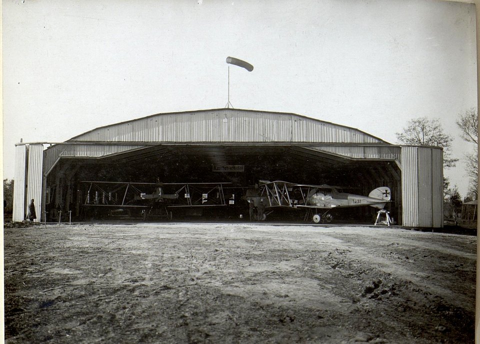 Abbildung von Flugzeugen und Hangars am russischen Kriegsschauplatz (BildID 15688373)