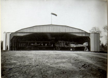 Abbildung von Flugzeugen und Hangars am russischen Kriegsschauplatz (BildID 15688373)