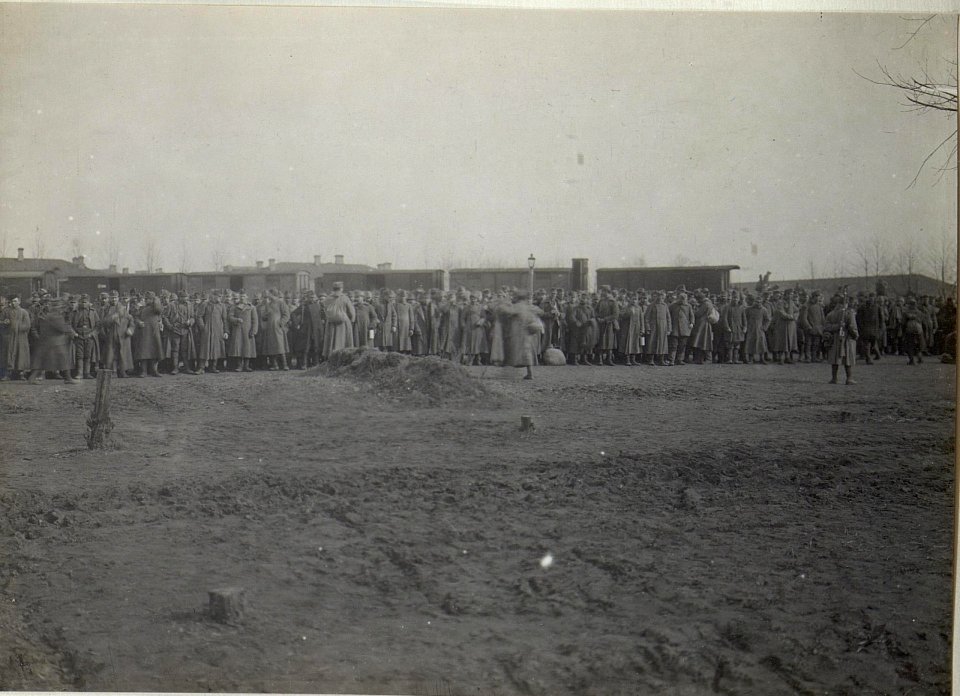 Abbildung von Gefangenen und auch aus der Gefangenschaft heimkehrenden Soldaten am russischen Kriegschauplatz (BildID 15690215)