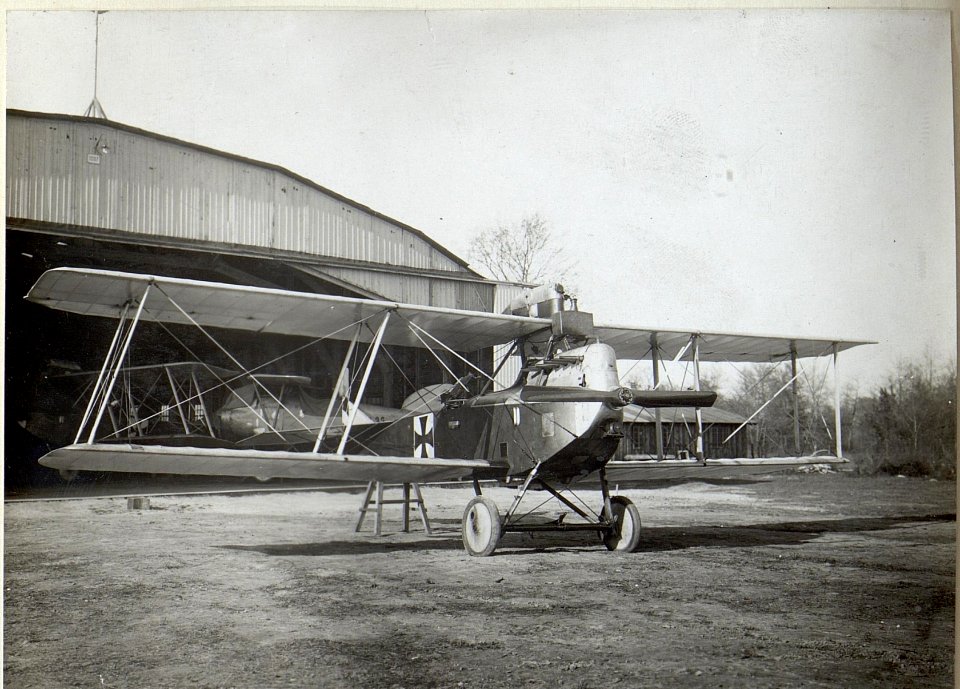 Abbildung von Flugzeugen und Hangars am russischen Kriegsschauplatz (BildID 15688380)