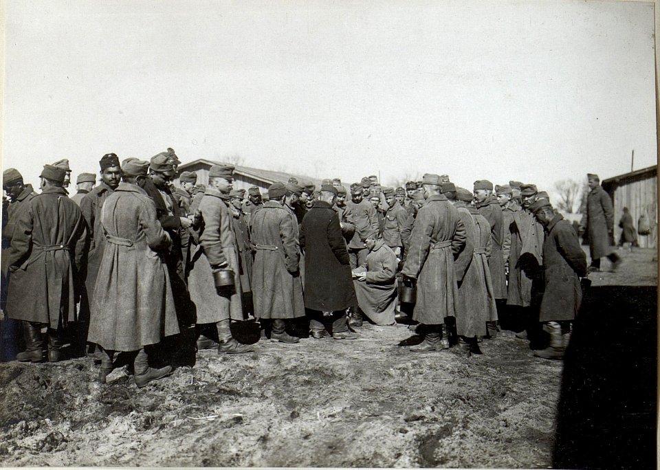 Abbildung von Gefangenen und auch aus der Gefangenschaft heimkehrenden Soldaten am russischen Kriegschauplatz (BildID 15690208)