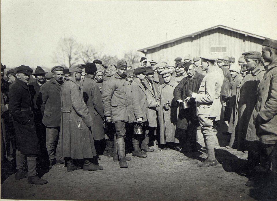 Abbildung von Gefangenen und auch aus der Gefangenschaft heimkehrenden Soldaten am russischen Kriegschauplatz (BildID 15690201)