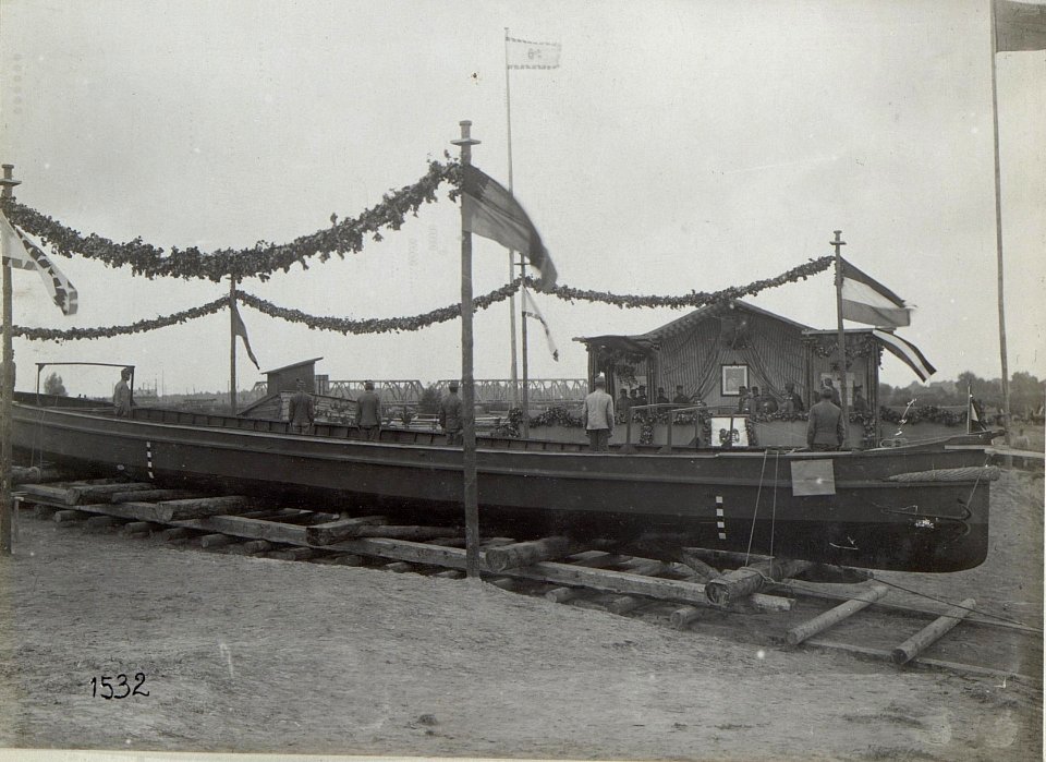 Abbildungen von Unterkünften, Feldgottesdiensten und Freizeiteinrichtungen am russischen Kriegsschauplatz (BildID 15687925)