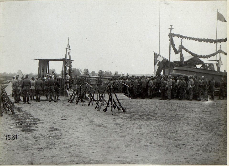Abbildungen von Unterkünften, Feldgottesdiensten und Freizeiteinrichtungen am russischen Kriegsschauplatz (BildID 15687918)
