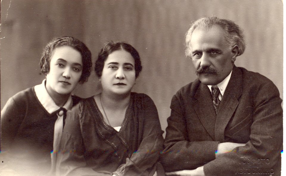 Abdurrahim bey Hagverdiyev with his family