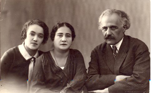 Abdurrahim bey Hagverdiyev with his family photo