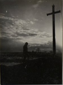 Abendgebet bei einem Heldenmassengrab in Wladimir-Wolynskij. März.1918. (BildID 15459436)