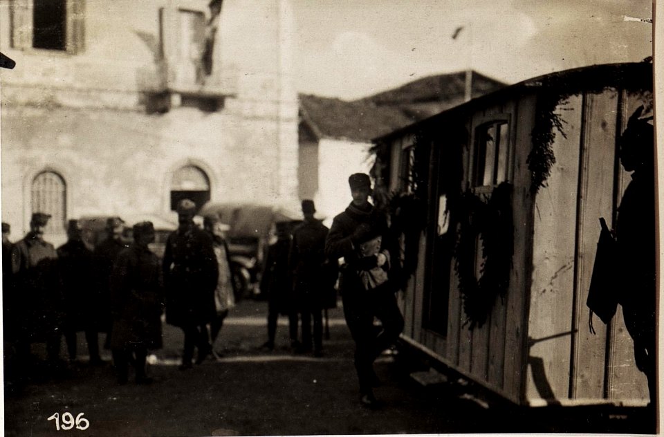 Abfahrt der Motorbahn von Durazzo nach Pekinj. (BildID 15571407)
