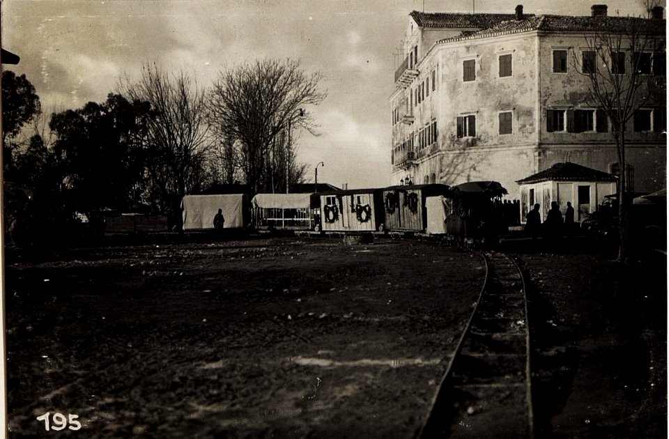 Abfahrt der Motorbahn von Durazzo nach Pekinj. (BildID 15571400)