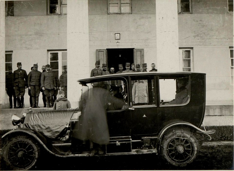 Abfahrt von Erzherzog Karl nach seiner Inspektion vom 9. Korpskommando, aufgenommen in Ostrozec am 2. Februar 1916 (BildID 15541589)