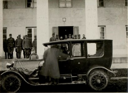 Abfahrt von Erzherzog Karl nach seiner Inspektion vom 9. Korpskommando, aufgenommen in Ostrozec am 2. Februar 1916 (BildID 15541589)