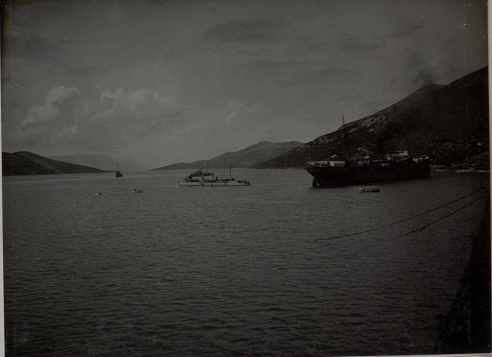 Abfahrt eines von 2 Torpedoboot begleiteten Transport-Dampfers. Aufgenommen in NEUM im März 1916. (BildID 15452820)