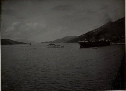 Abfahrt eines von 2 Torpedoboot begleiteten Transport-Dampfers. Aufgenommen in NEUM im März 1916. (BildID 15452820)