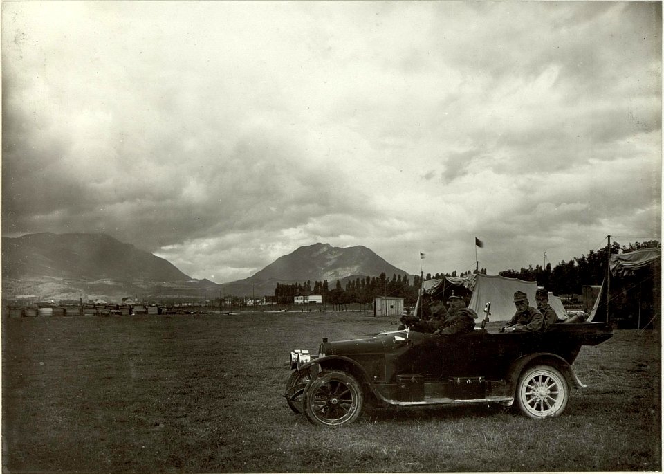 Abfahrt ser Fliegeroffziere vom Flugplatz. Standort, Flugplatz Villach. Aufgen. 4.September 1915. (BildID 15461721)