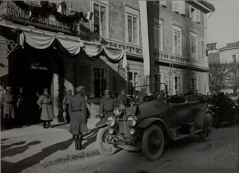 Abfahrt Sr. Kais.Hoh.Erzherz.Friedrich und GdK.Exllz.Dankl um 2 Uhr nachm.von Hotel Post.(23.11.1915.) (BildID 15459730)