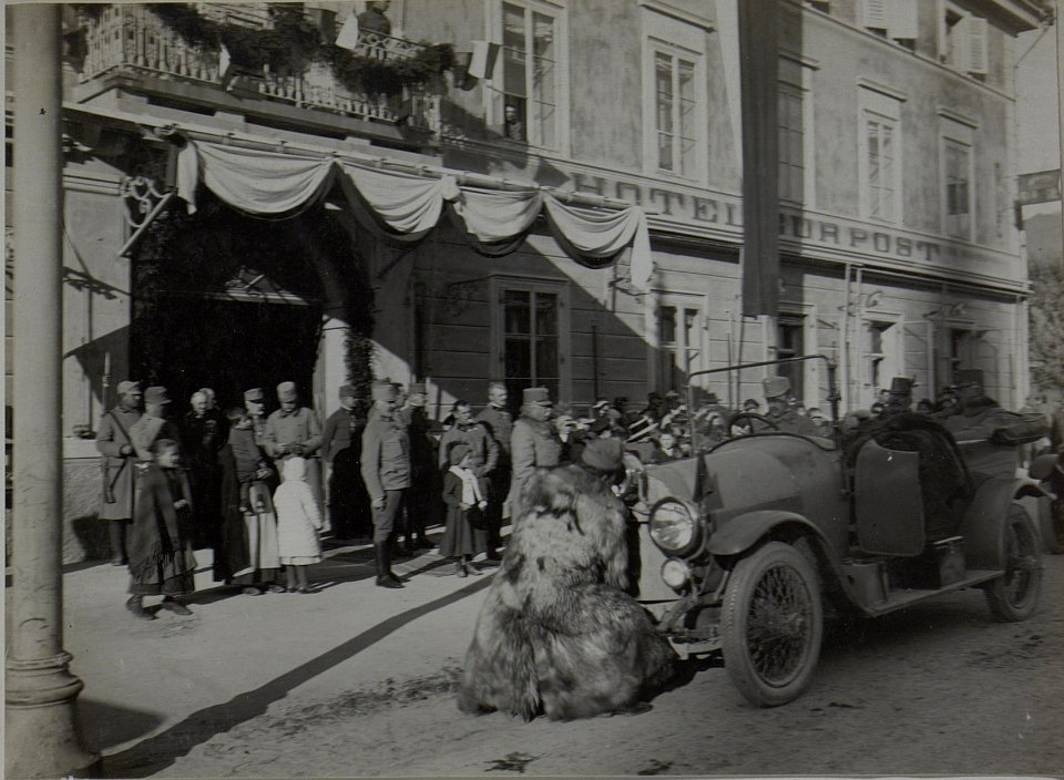 Abfahrt Sr. Kais.Hoh.Erzherz.Friedrich und GdK.Exllz.Dankl um 2 Uhr nachm.von Hotel Post.(23.11.1915.) (BildID 15459737)