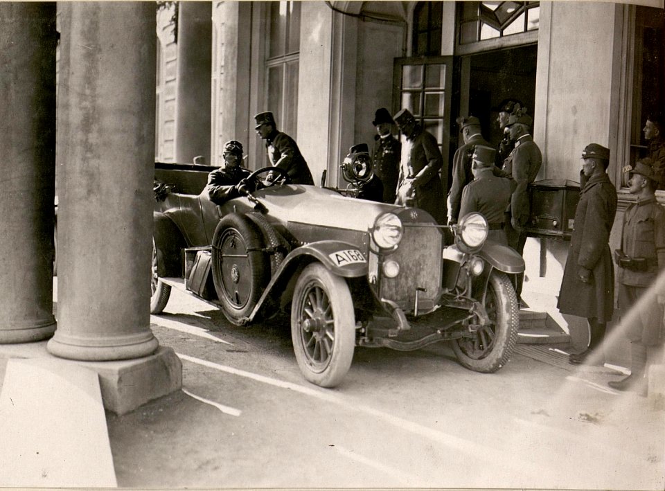 Abfahrt Sr.Majestät Kaiser Karl und Sr.Kaisrl.Hohe it Erzh Euge-- zur Front.(4-6.1917.) (BildID 15798733)