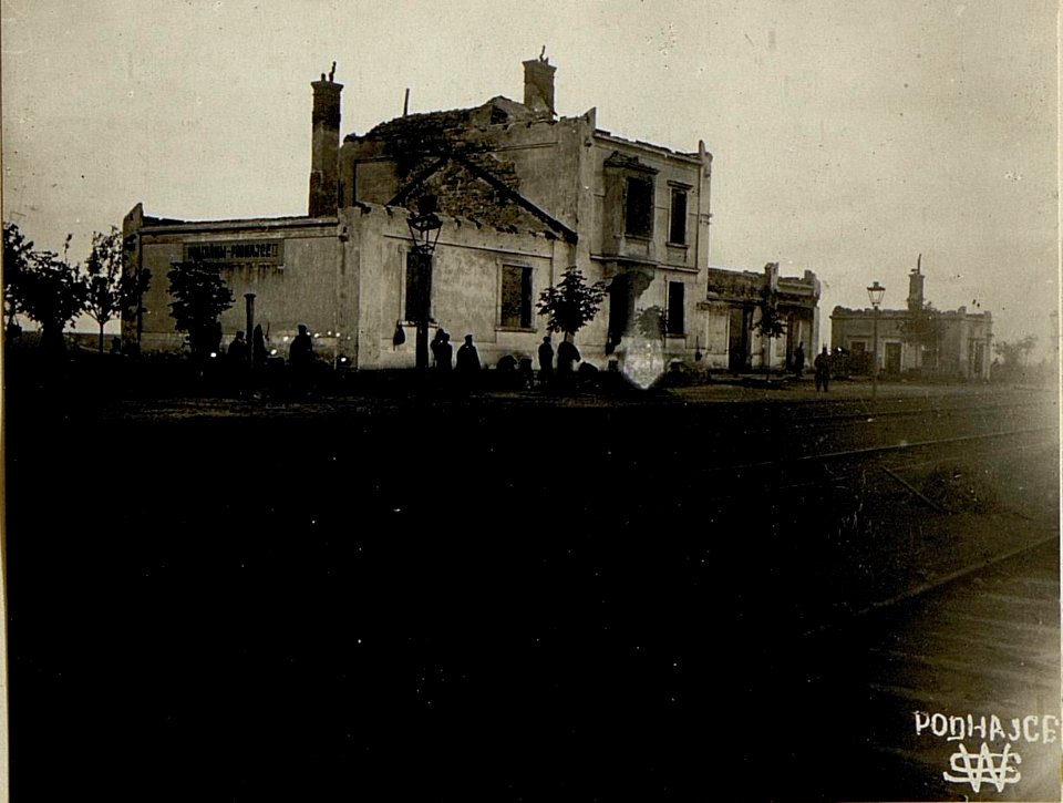 Abgebrannter Bahnhof in Podhajce. (BildID 15523387)