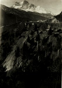 Abgestürzte Lokomotive und Waggons der zurückgehenden Italiener , 1 1-2 km östlich der Pejo-Strasse (BildID 15416346)