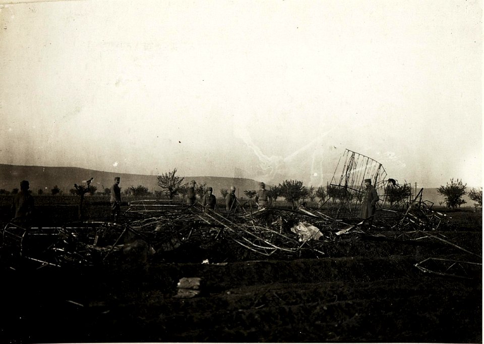Abgestürzter italienischer Lenkballon M.4, Ciprijanisce, südlich Görz, 4.6.1916. (BildID 15594572)