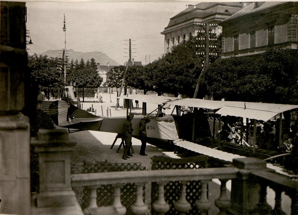 Abgeschossenes Flugzeug (Caproni-Kampfapparat am 6.Juni bei Dellach im Gailtale herabgeschossen. (7-6.1917.) (BildID 15798978)