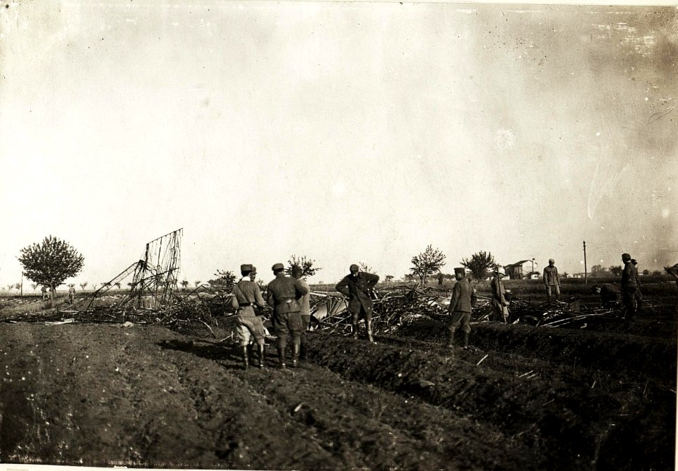 Abgestürzter italienischer Lenkballon M.4, Ciprijanisce, südlich Görz, 4.6.1916. (BildID 15594565)