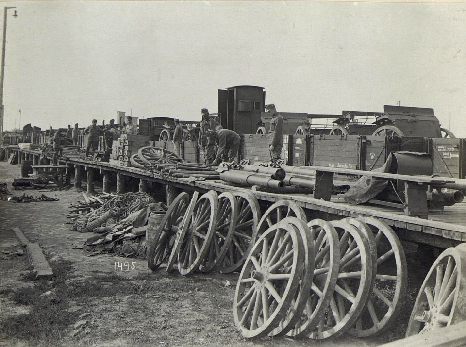 Abildung von Infrastruktureinrichtungen, Betrieben und Fabriken am russischen Kriegsschauplatz (BildID 15687666)