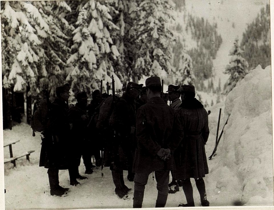 Ablösung, die zweite Person von rechts - Major Sturm. (BildID 15578640)