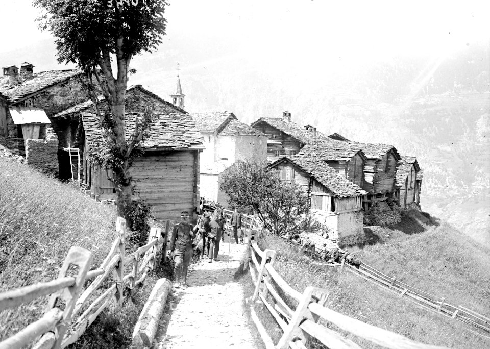 Abmarsch der Maultierkolonne aus einem Walliser Dorf - CH-BAR - 3239703