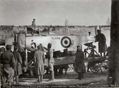 Abmontierung eines erbeuteten unversehrten italien. Flugzeuges in Cervignano 22.11.17. (BildID 15611276)