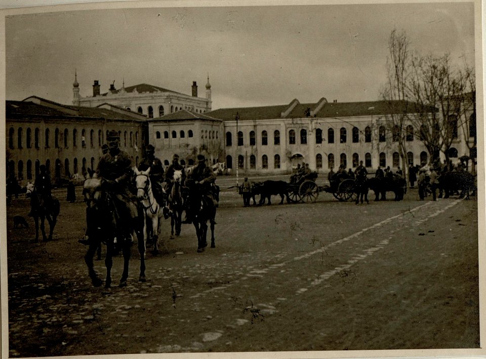 Abmarsch der Batterie aus der Taximkaserne am 30.11.1916 (BildID 15544713)