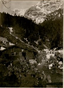 Abmarsch der Jäger 30 (Reserve) zum Angriff in's Seebachtal auf Neveasattel. (BildID 15506639)