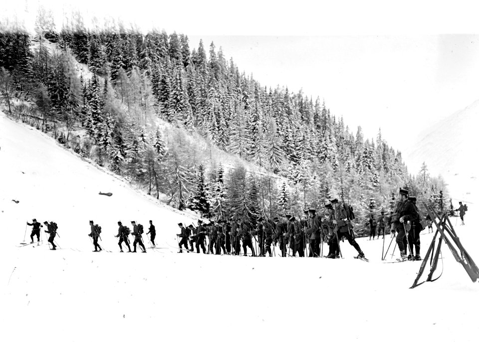 Abmarsch eines Zuges Infanteristen auf Skiern - CH-BAR - 3239333