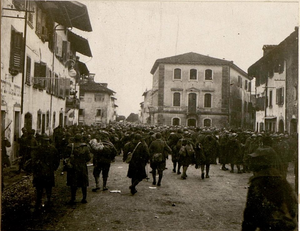 Abmarsch gefangener Italiener in Tolmezzo. (BildID 15507493)