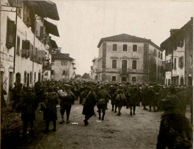 Abmarsch gefangener Italiener in Tolmezzo. (BildID 15507493)