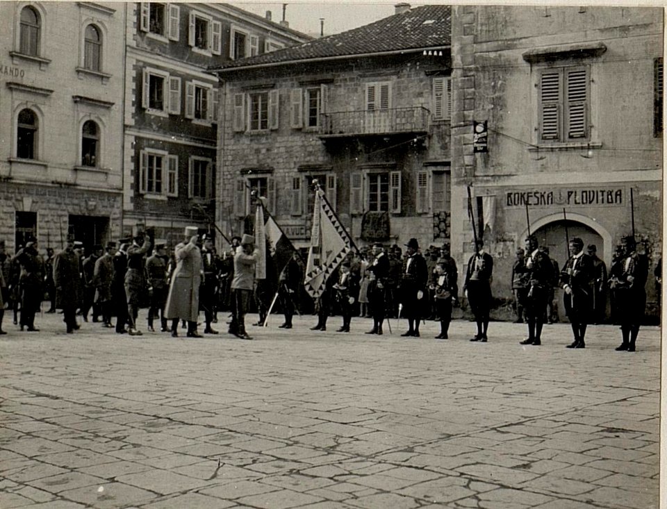 Abnehmen der Parade durch Gen.Obst. von KÖVESS. Der Verein MONARICA in Cattaro veranstaltete am 20. Februar zu Ehren Sr. Exzellenz des Armeekommandanten von KÖVESS eine Festparade in ihrer Nationalt (BildID 15532493)