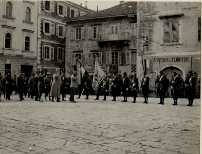 Abnehmen der Parade durch Gen.Obst. von KÖVESS. Der Verein MONARICA in Cattaro veranstaltete am 20. Februar zu Ehren Sr. Exzellenz des Armeekommandanten von KÖVESS eine Festparade in ihrer Nationalt (BildID 15532493)