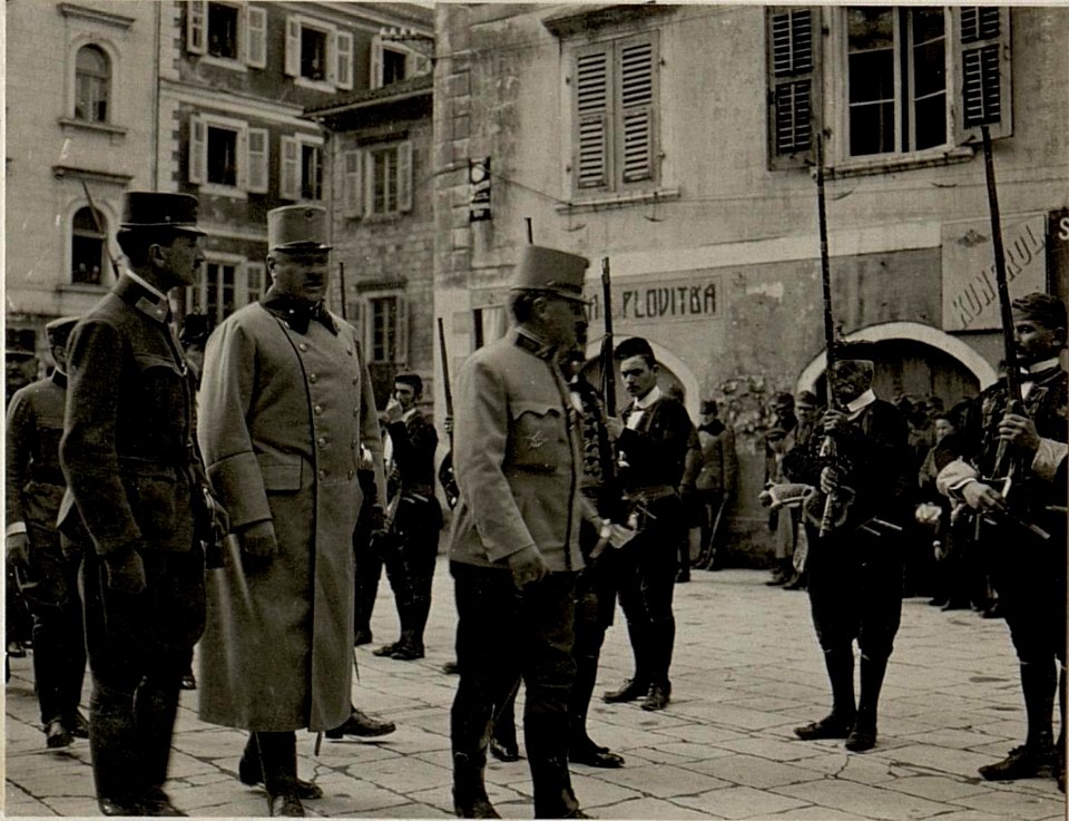 Abnehmen der Parade durch Sr.Exz. Gen.Obst. von KÖVESS. Der Verein MONARICA in Cattaro veranstaltete am 20. Februar zu Ehren Sr. Exzellenz des Armeekommandanten von KÖVESS eine Festparade in ihrer N (BildID 15532500)