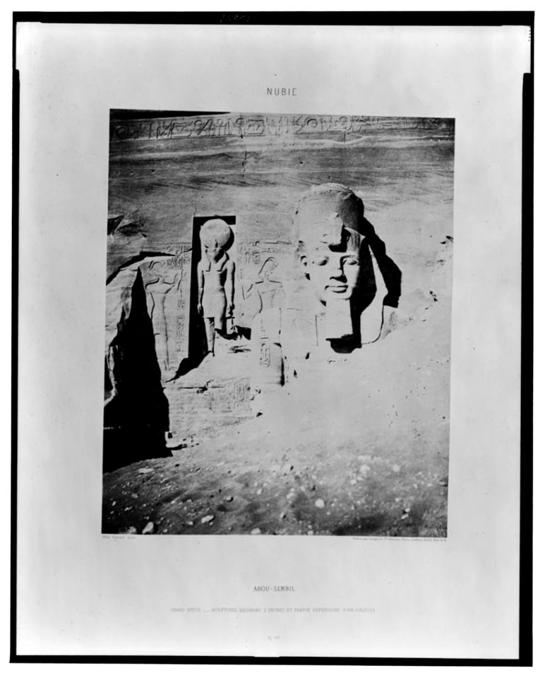 Abou-Sembil - grand spéos - sculptures décorant l'entrée et partie supérieure d'un colosse - Félix Teynard phot. LCCN2001695703