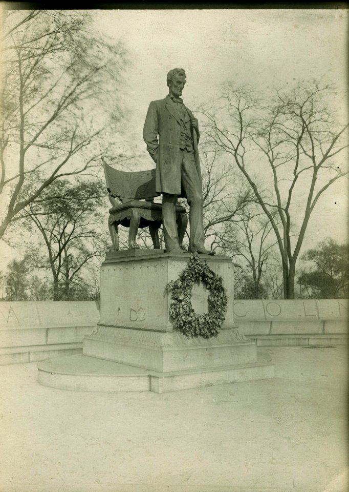 Abraham Lincoln statue, Lincoln Park, Chicago, early 20th century (NBY 575)