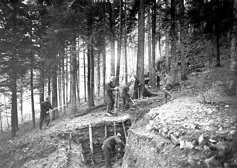 Abschlussarbeiten an einem Schützengraben - CH-BAR - 3240425