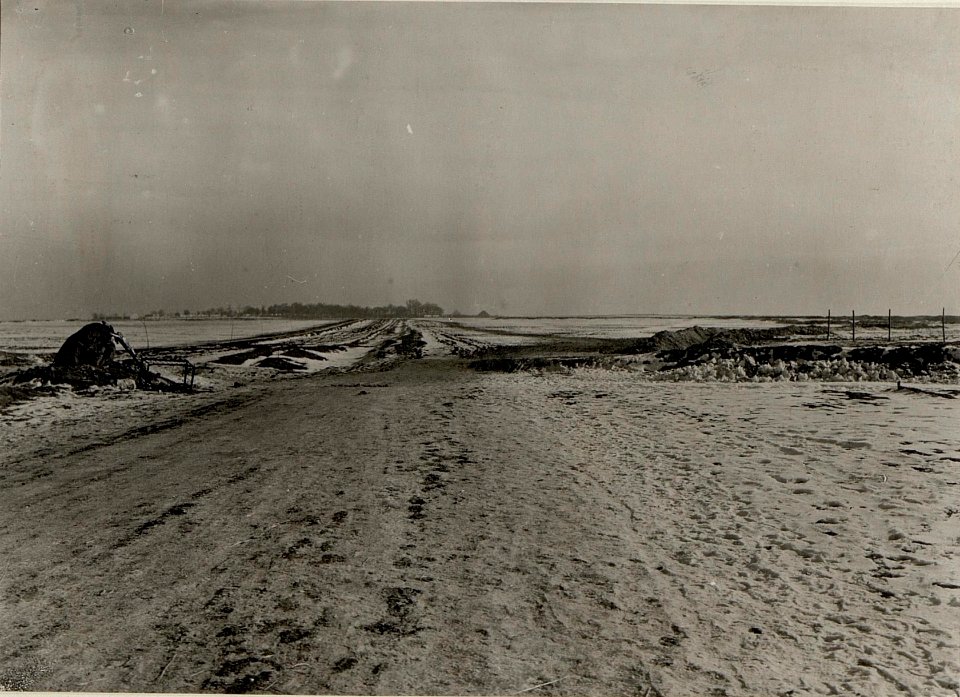 Abschnitt des I.R.72 mit abgebrannten Schloss Czarkov, rechts Beginndes Laufgrabens und den Deckungen der Regiments-Reserven. (BildID 15539404)