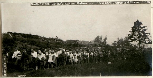 Abschub gefangener Italien.von ihren Stellungen a.d.Piave 15.6.18. (BildID 15619590)