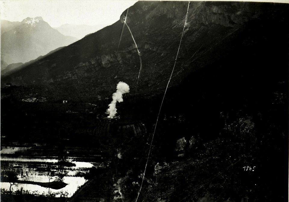Abschuss eines schweren österreichischen Mörsers am 15.5.1916. (BildID 15587468)