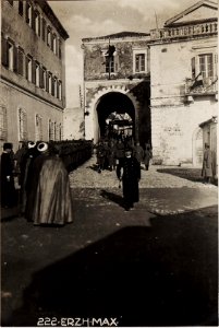 Abschreiten der Ehrenkompagnie vor der Abfahrt von Durazzo. (BildID 15573330)